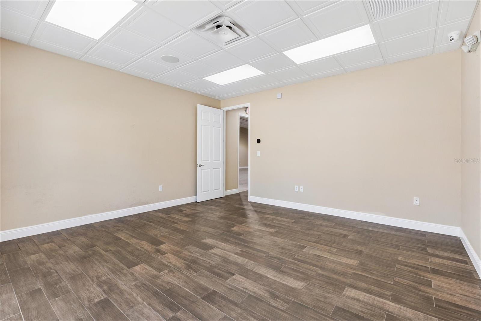 Image 27 of 41 For 1818 Greenleaf Lane