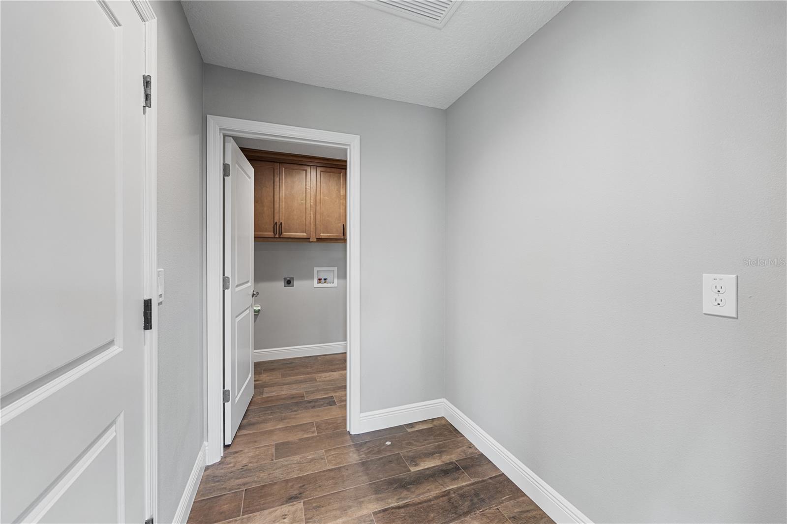 Image 35 of 41 For 1025 Cr 452a