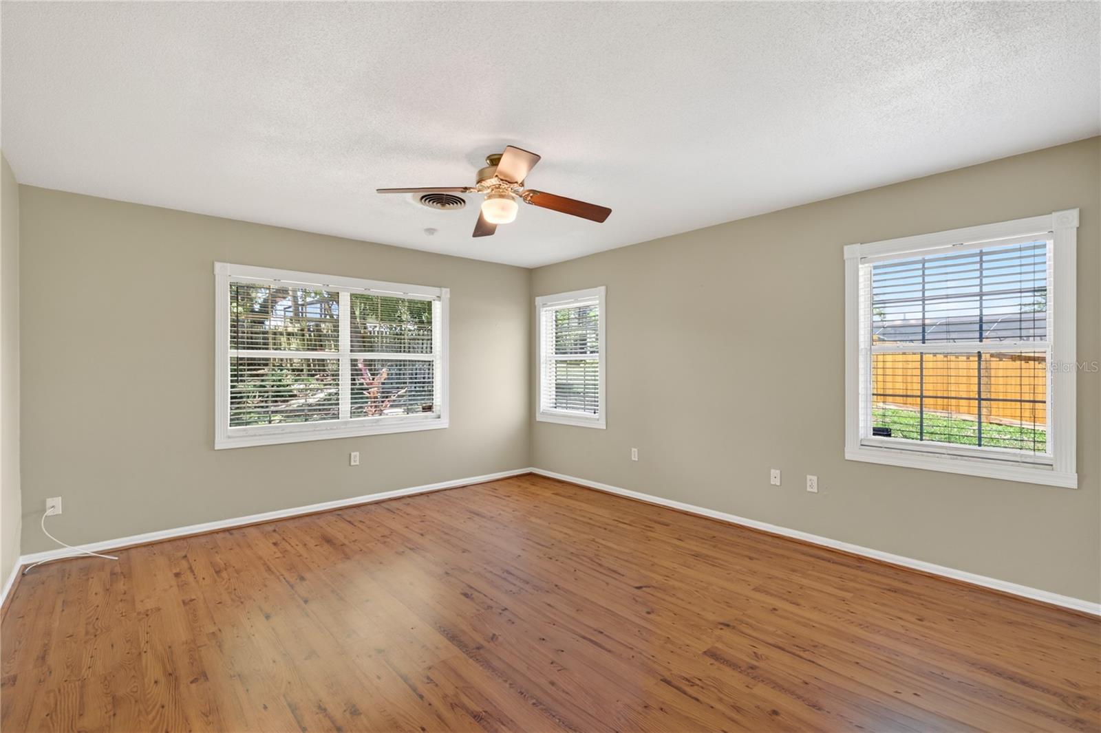 Image 29 of 58 For 1945 Normandy Drive