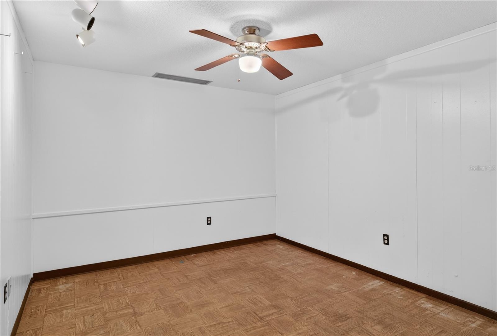 Image 34 of 58 For 1945 Normandy Drive