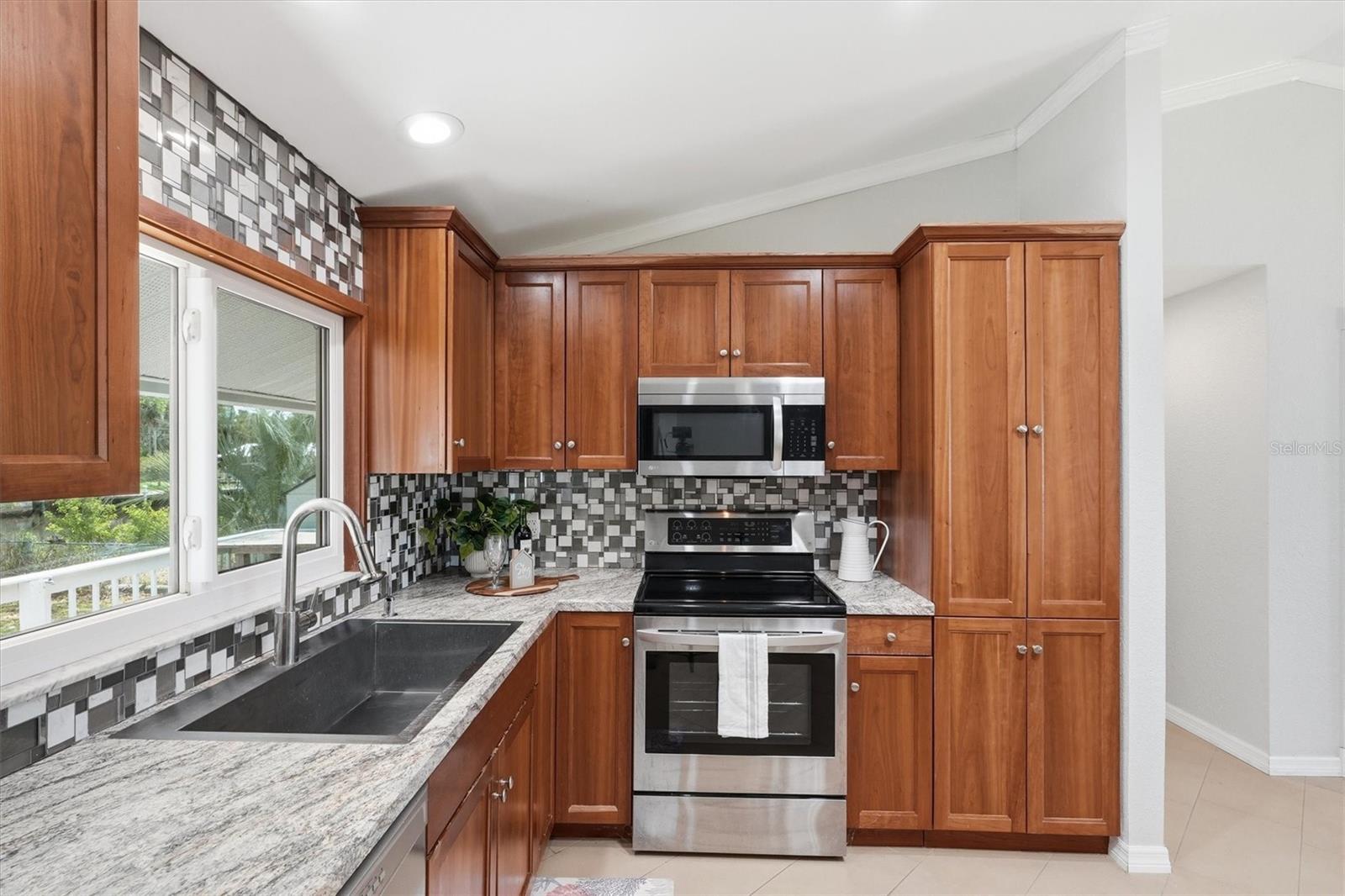 Image 12 of 52 For 5947 Shadytree Path