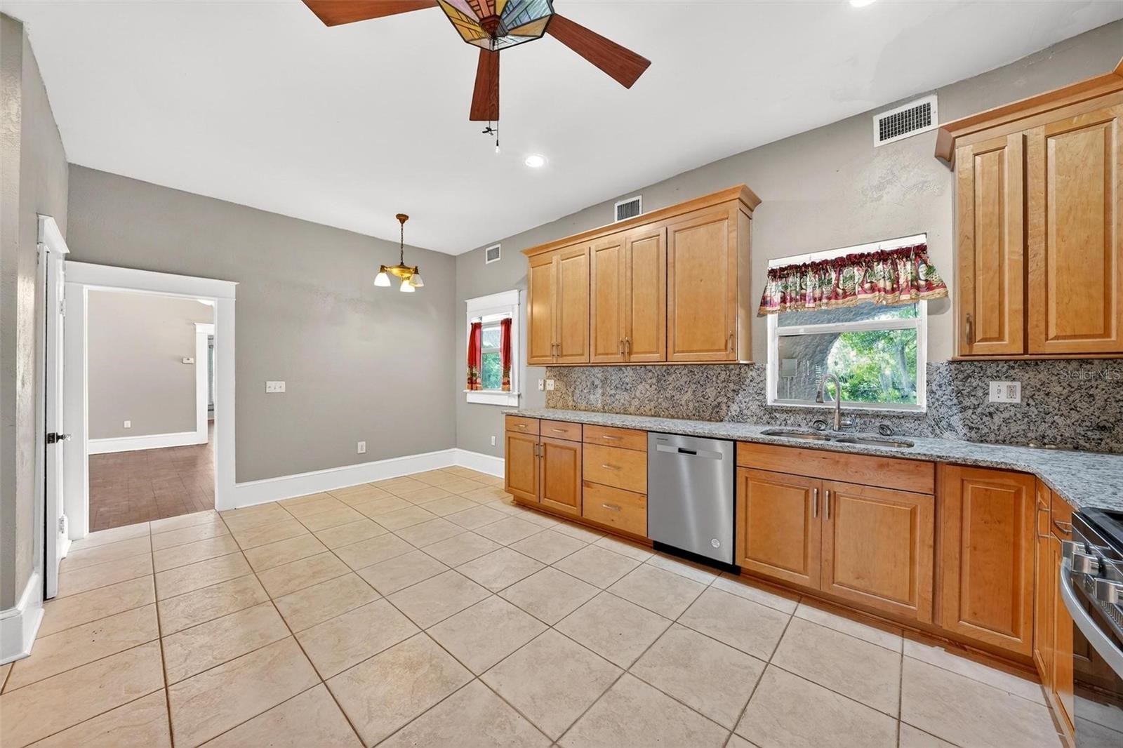 Image 16 of 95 For 211 Cassady Street