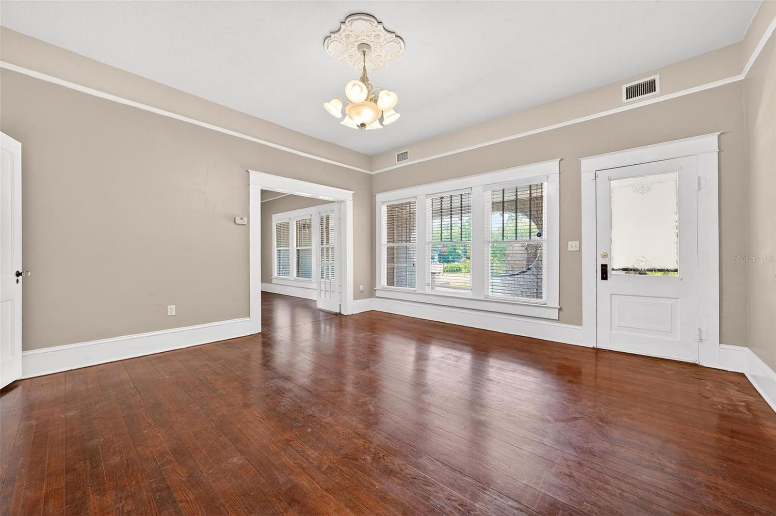 Image 20 of 95 For 211 Cassady Street