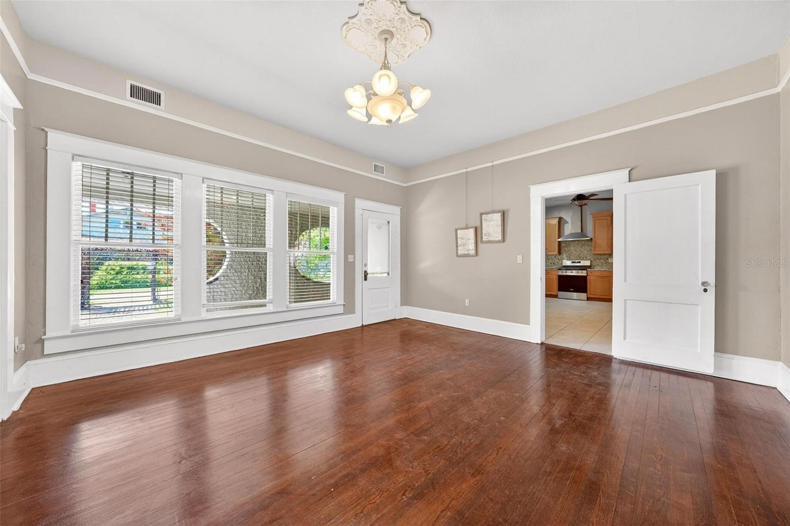 Image 21 of 95 For 211 Cassady Street