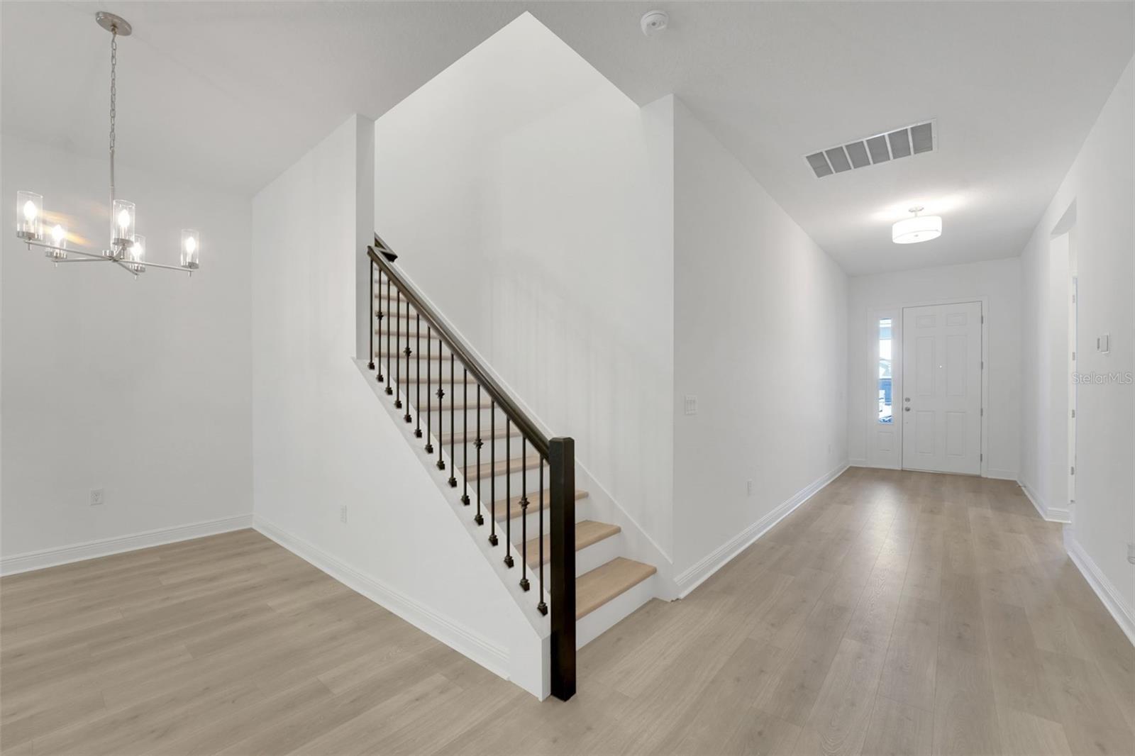 Listing photo id 9 for 14371 Crest Palm Avenue