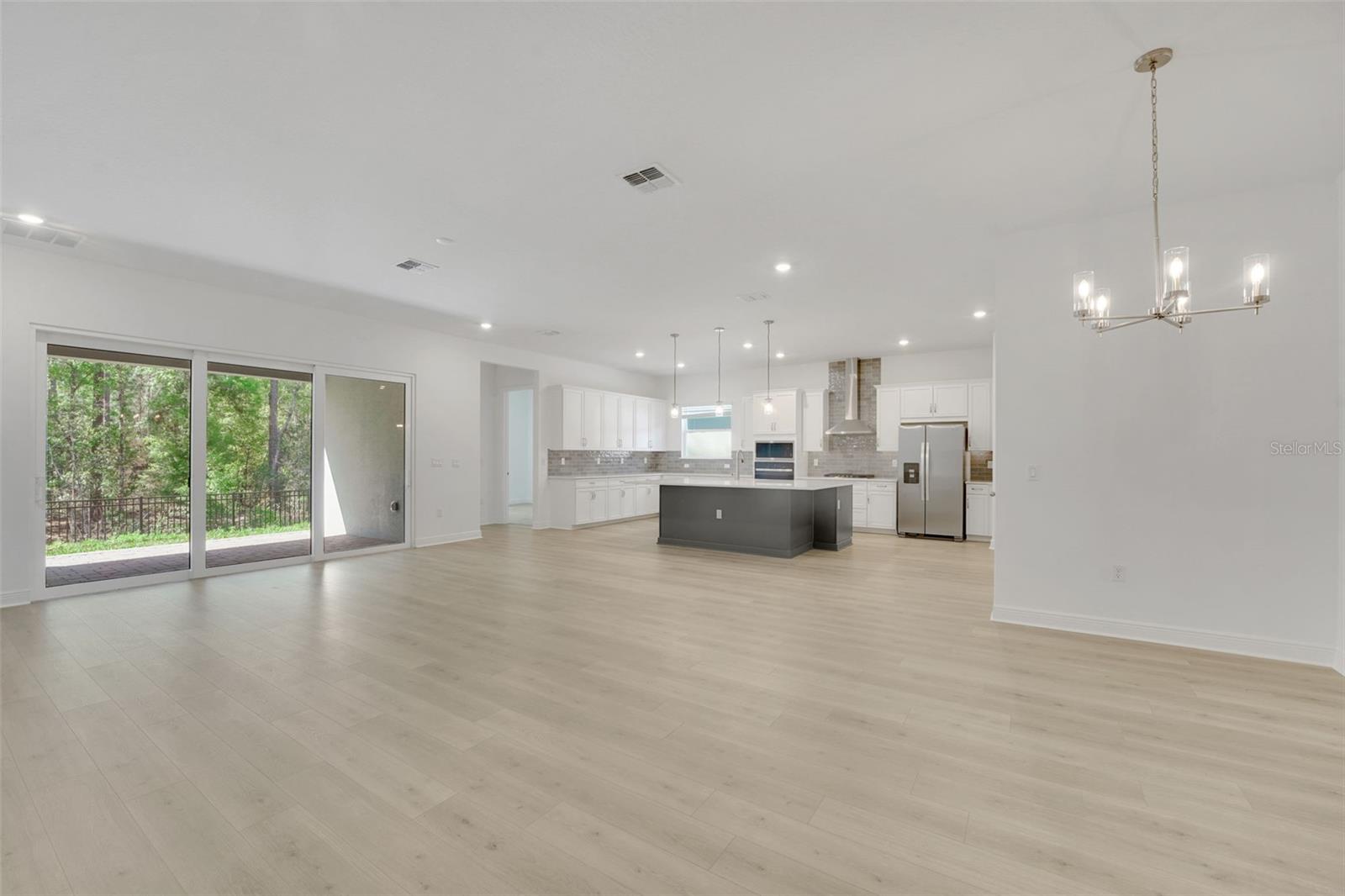 Listing photo id 10 for 14371 Crest Palm Avenue