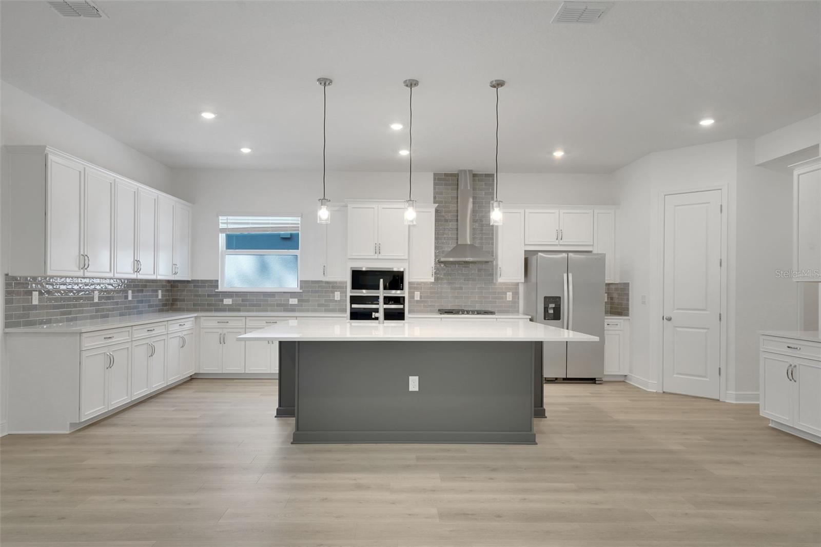 Listing photo id 12 for 14371 Crest Palm Avenue