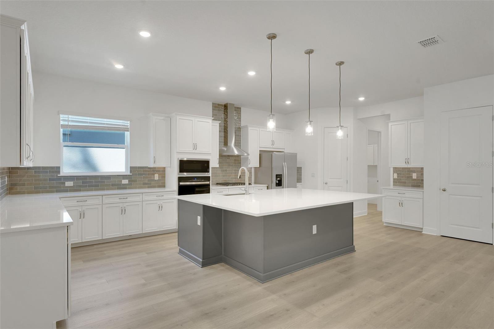 Listing photo id 13 for 14371 Crest Palm Avenue