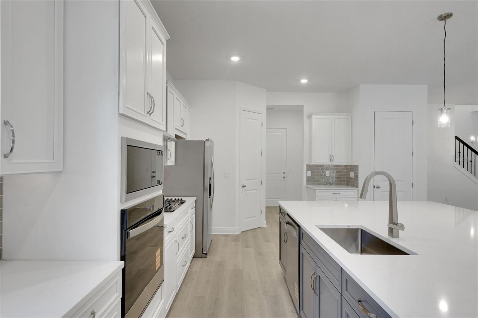 Listing photo id 15 for 14371 Crest Palm Avenue