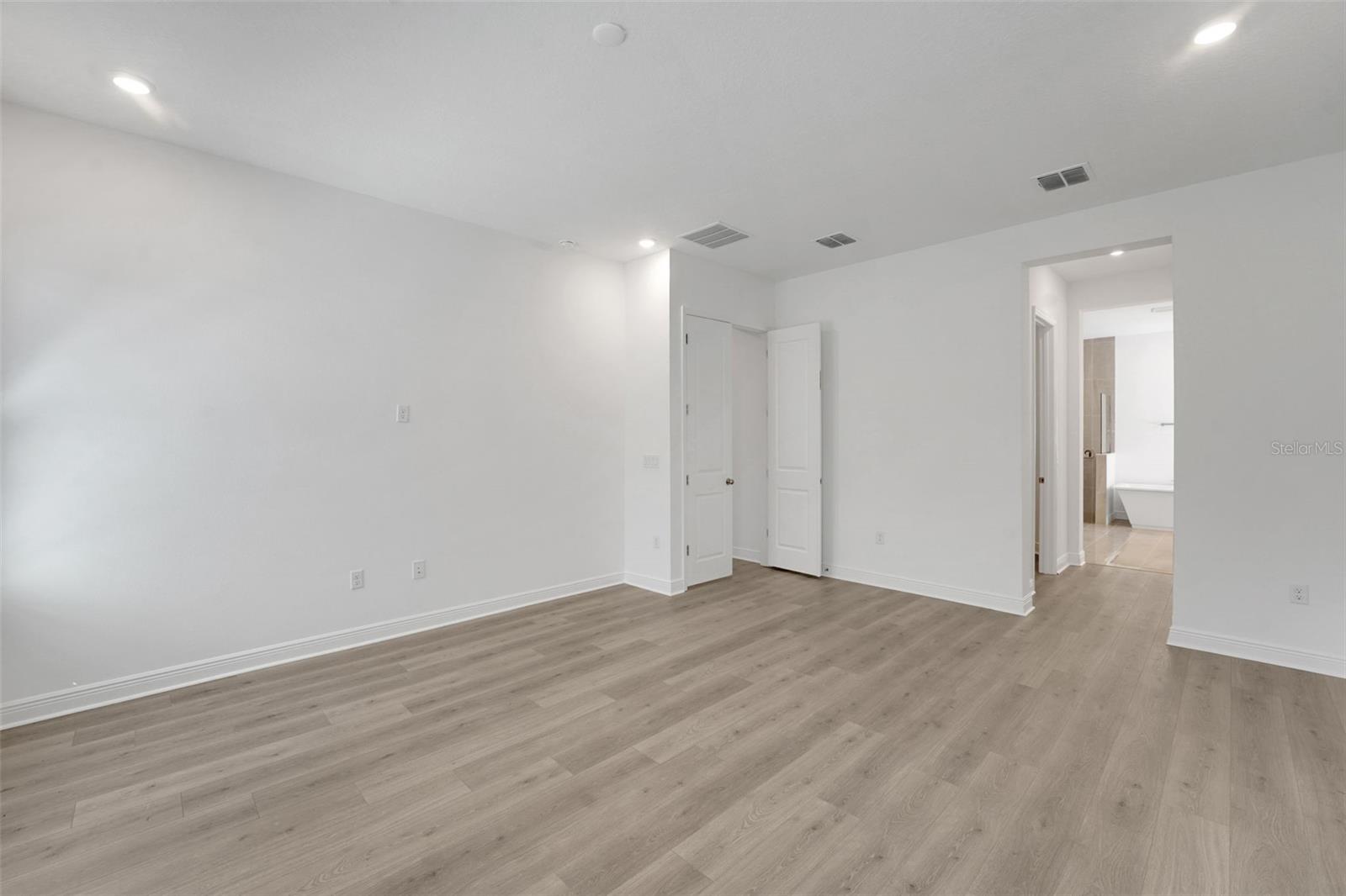 Listing photo id 23 for 14371 Crest Palm Avenue