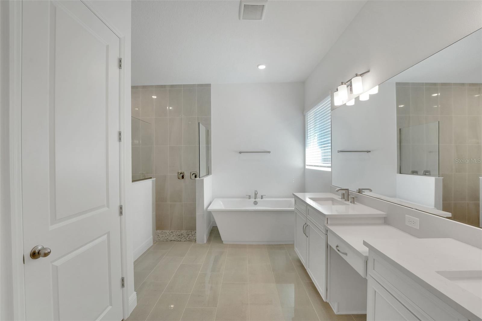 Listing photo id 26 for 14371 Crest Palm Avenue