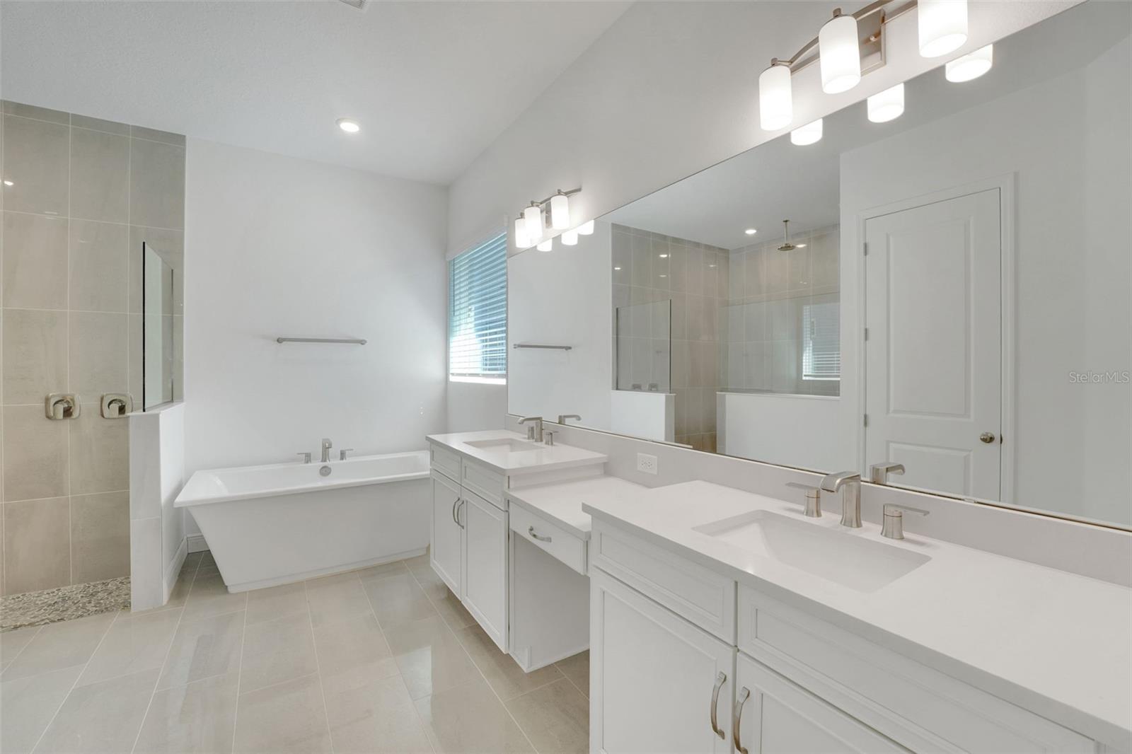 Listing photo id 28 for 14371 Crest Palm Avenue