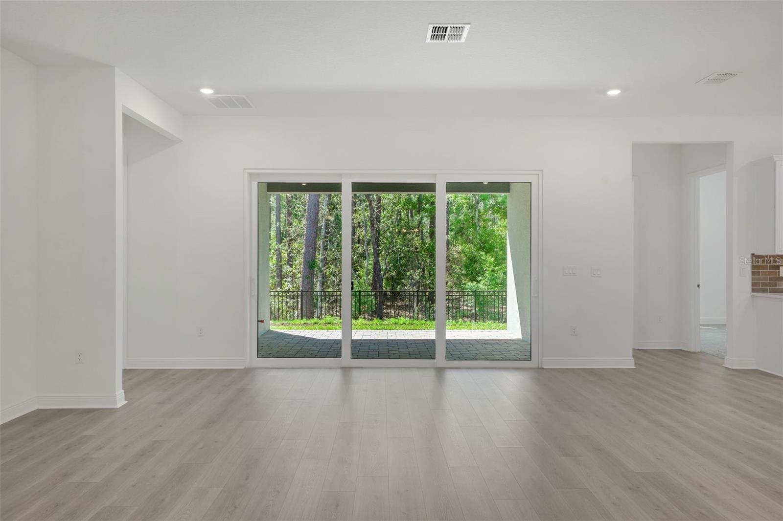 Listing photo id 29 for 14371 Crest Palm Avenue