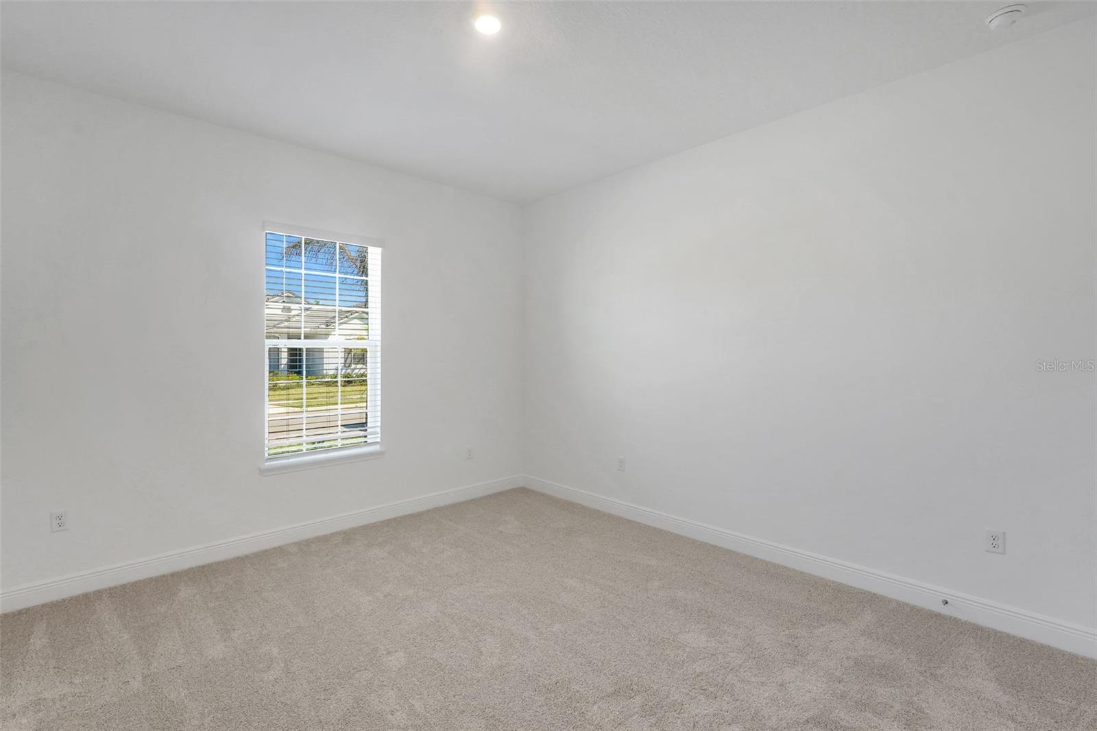 Listing photo id 3 for 14371 Crest Palm Avenue