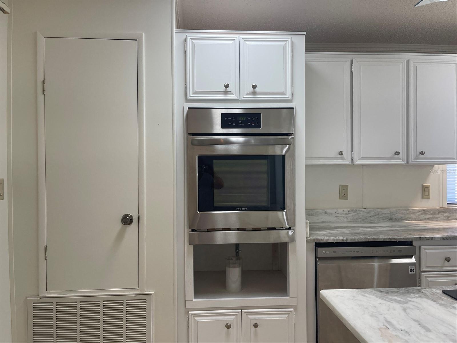 Image 13 of 34 For 603 Robin Lane Avenue