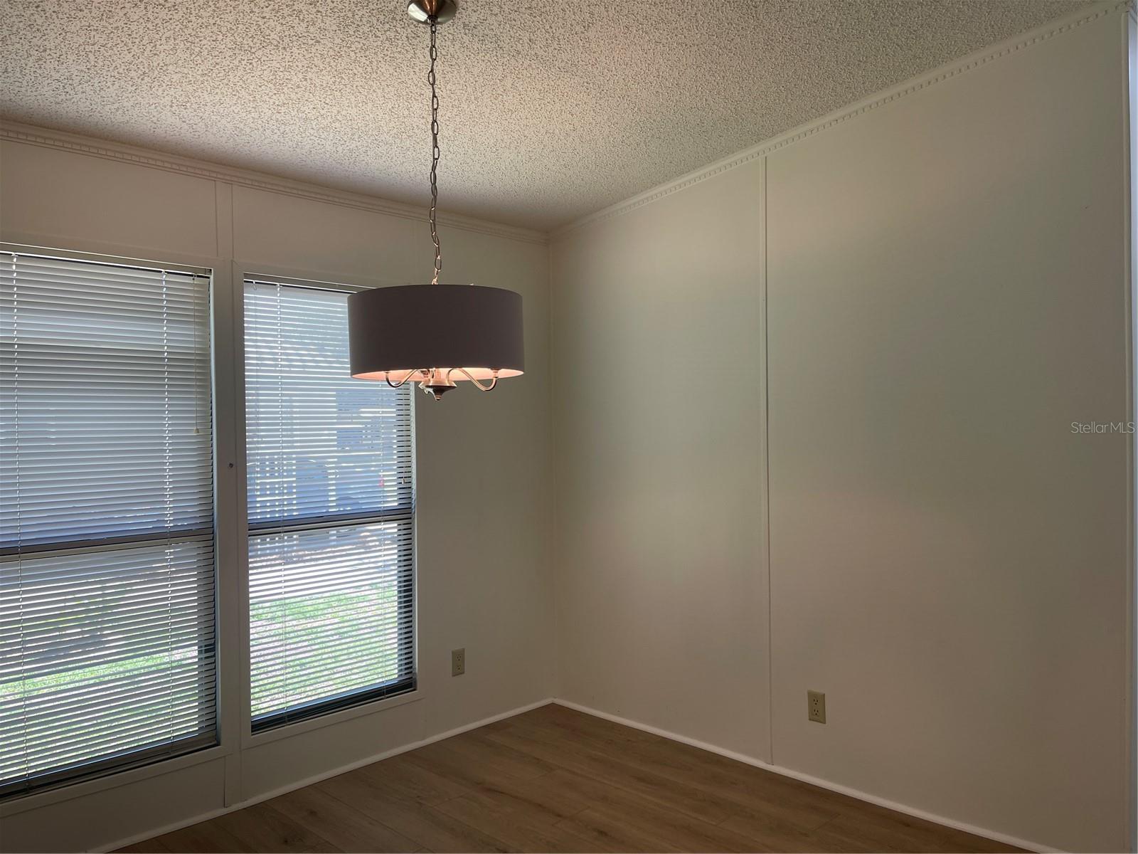 Image 5 of 34 For 603 Robin Lane Avenue