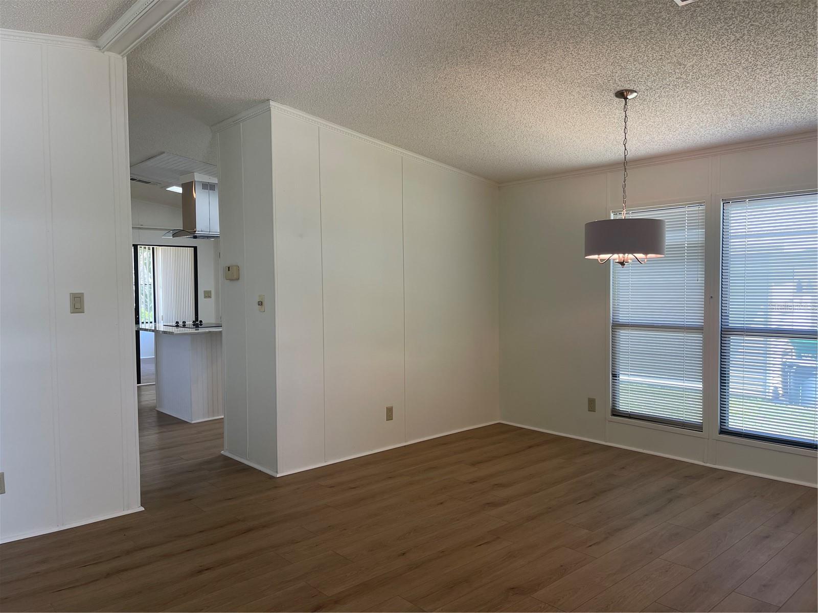 Image 7 of 34 For 603 Robin Lane Avenue