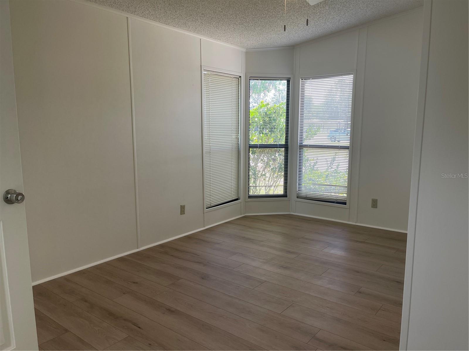 Image 9 of 34 For 603 Robin Lane Avenue