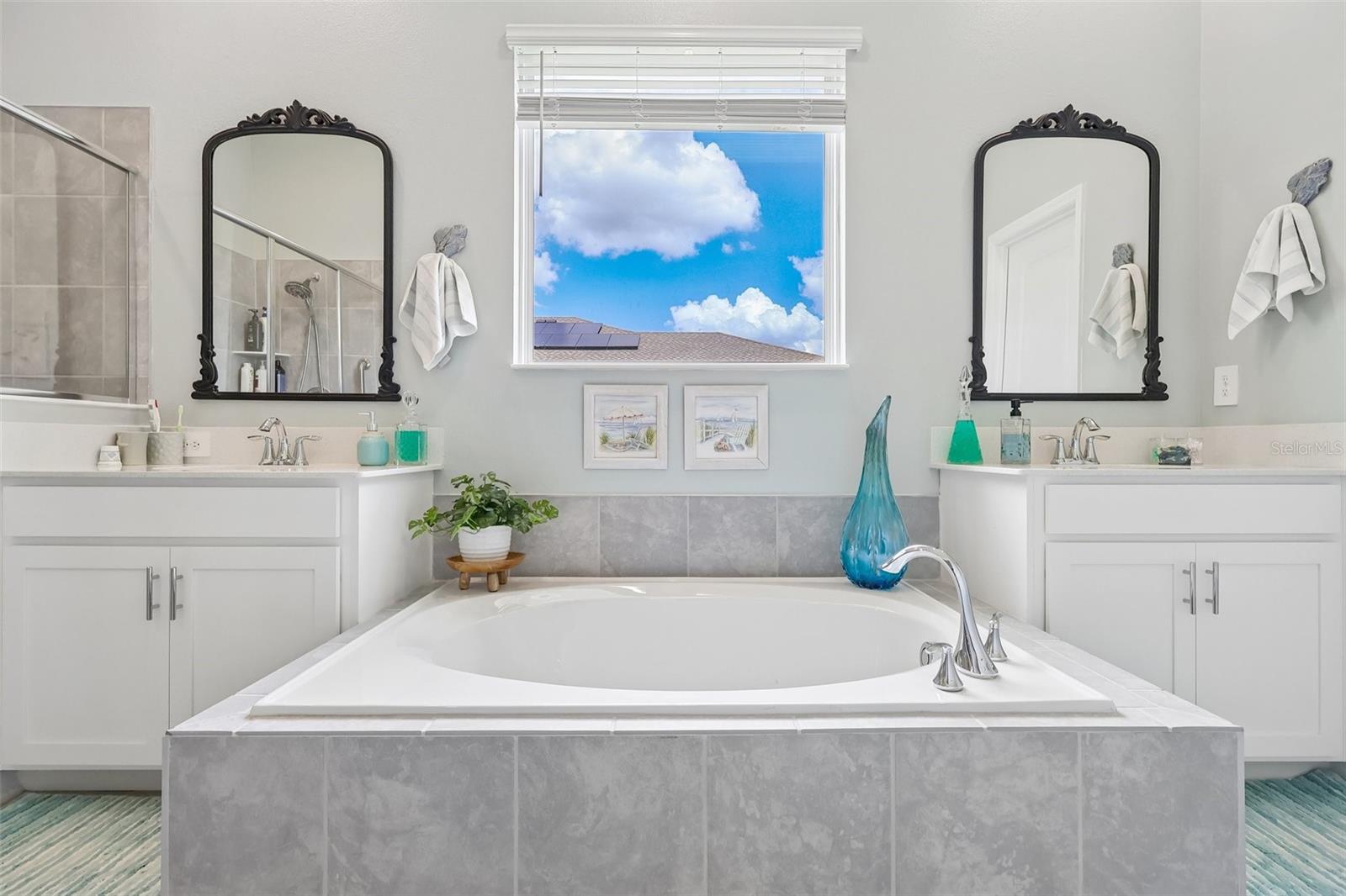 Listing photo id 23 for 6049 Claystone Way