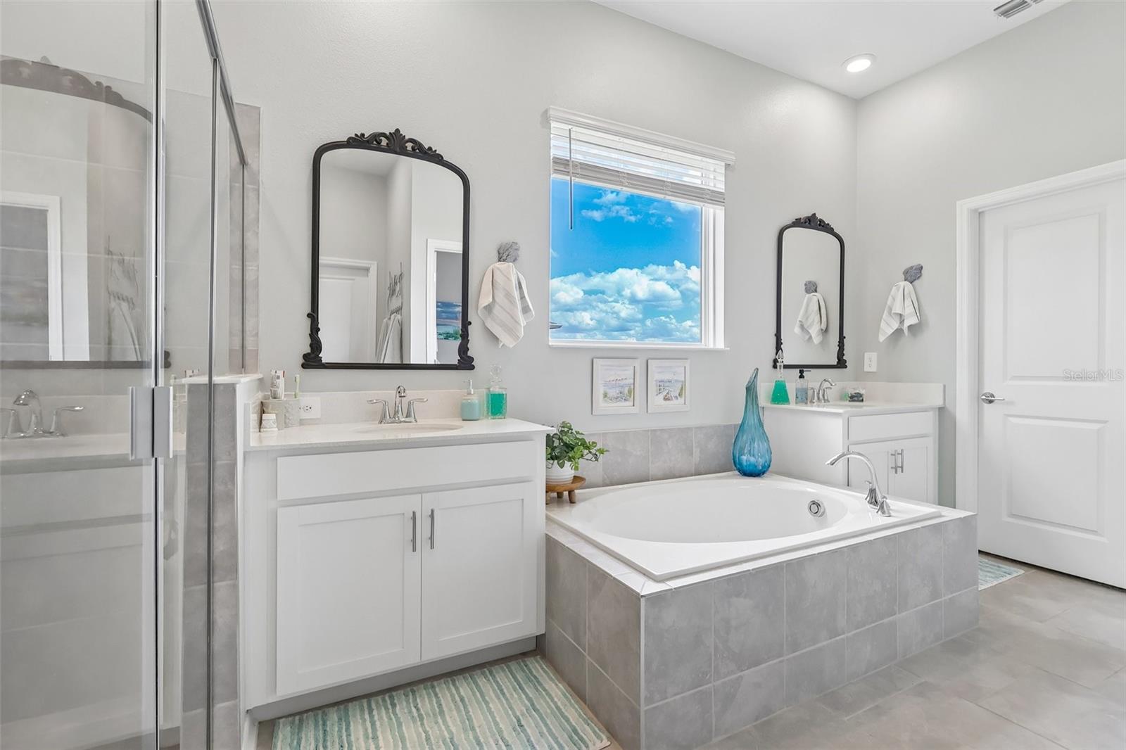 Listing photo id 24 for 6049 Claystone Way