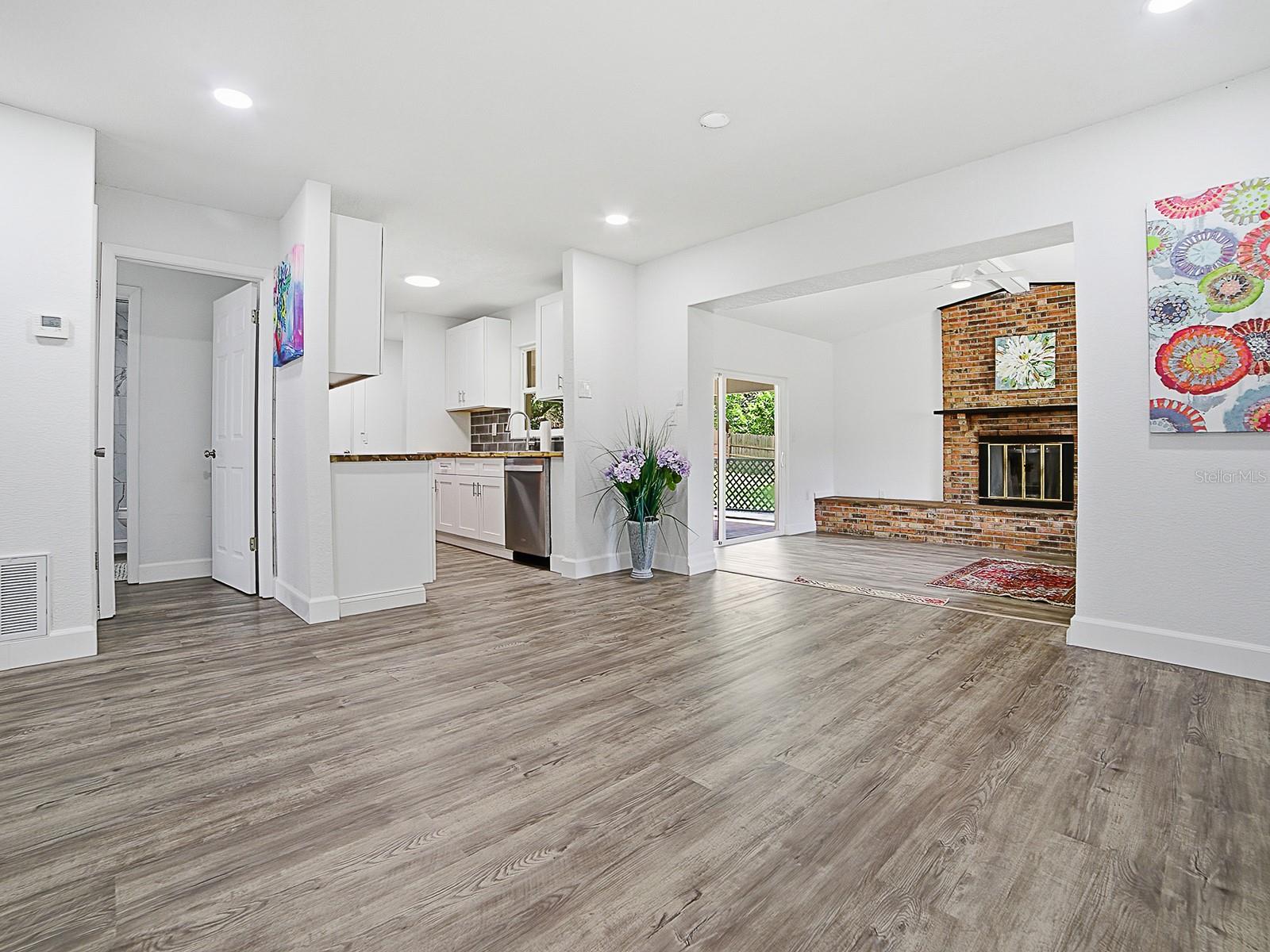 Listing photo id 9 for 9074 Golfview Drive