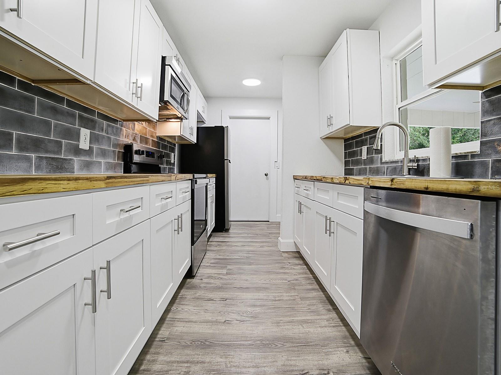 Listing photo id 10 for 9074 Golfview Drive