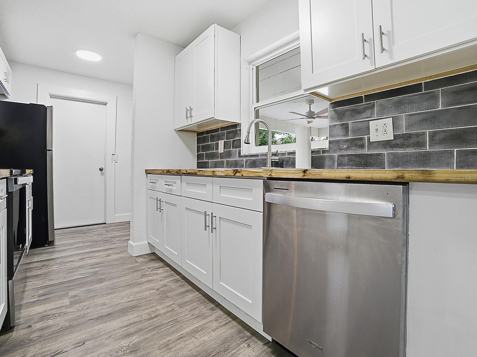 Listing photo id 11 for 9074 Golfview Drive