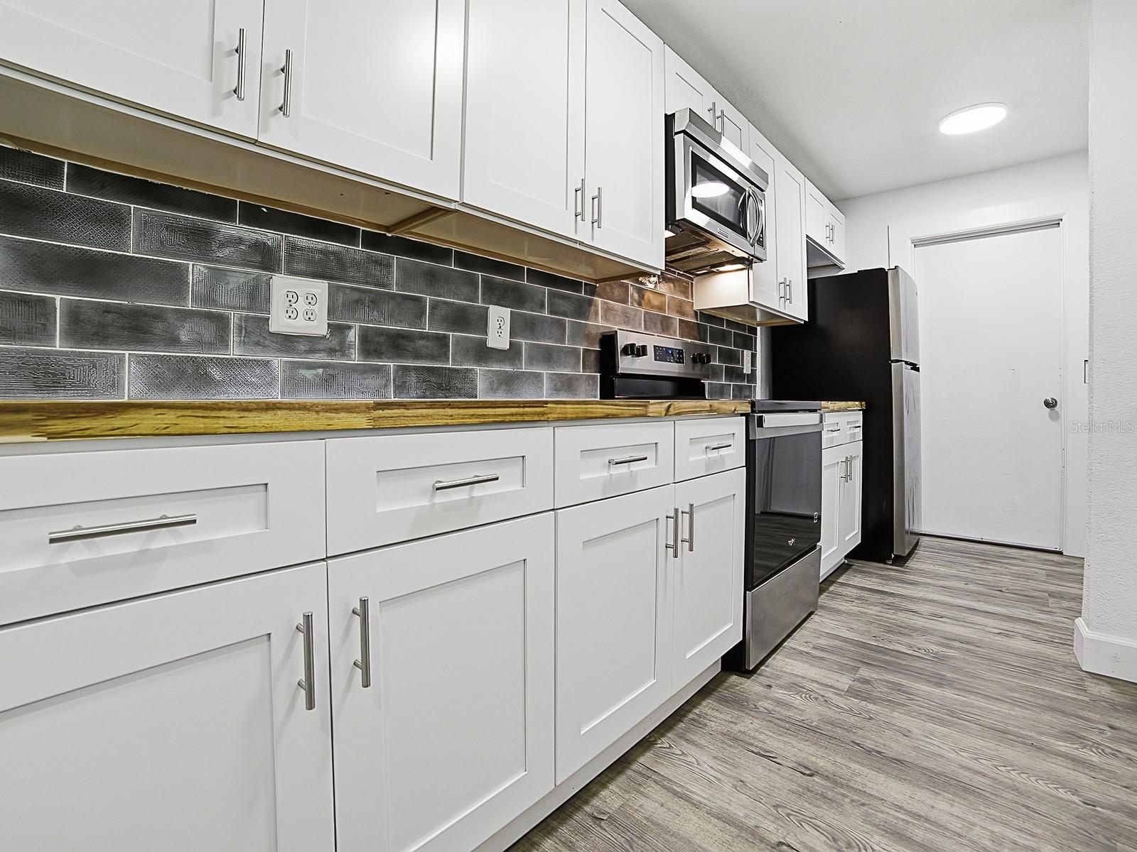 Listing photo id 12 for 9074 Golfview Drive