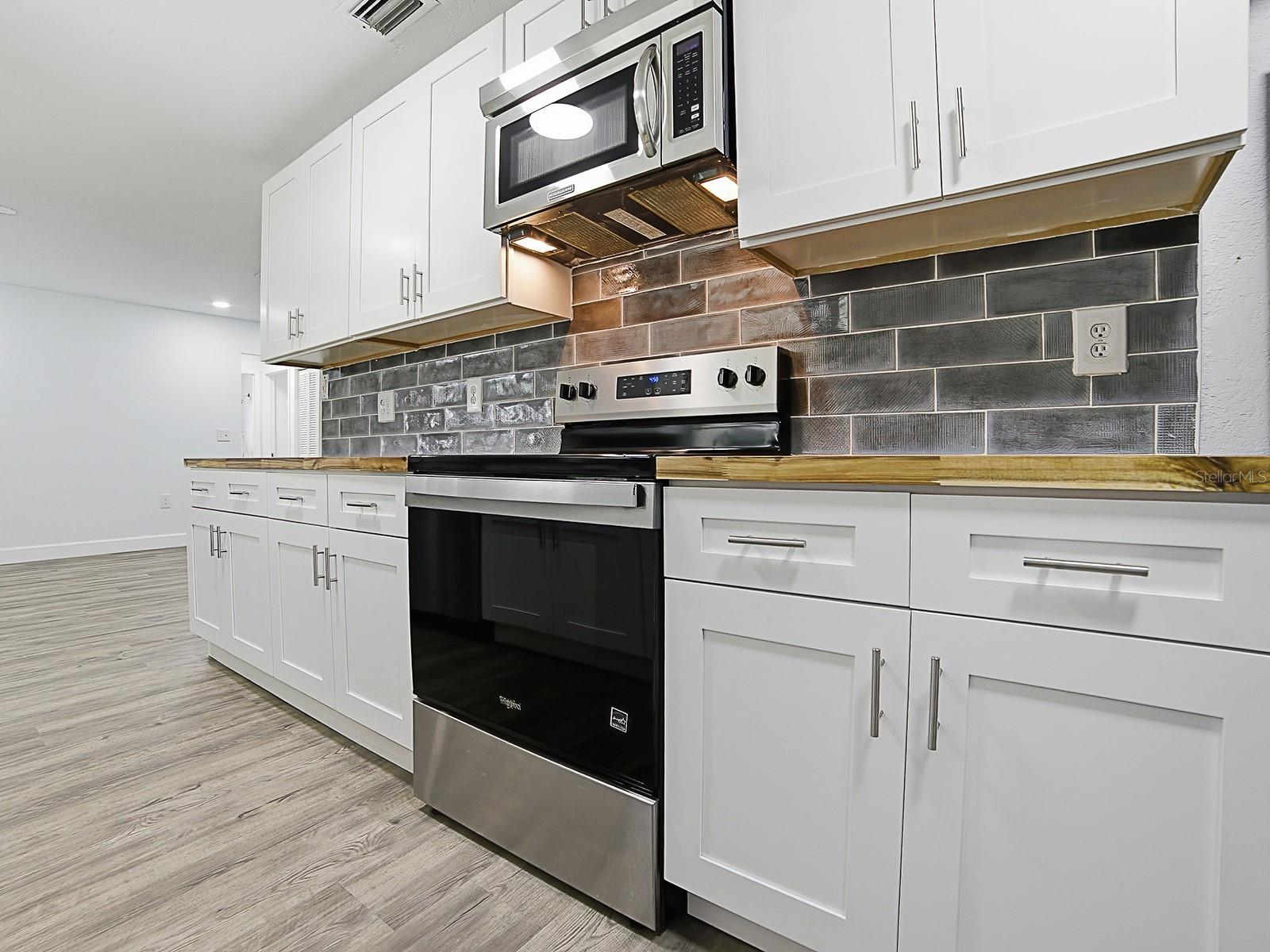 Listing photo id 13 for 9074 Golfview Drive