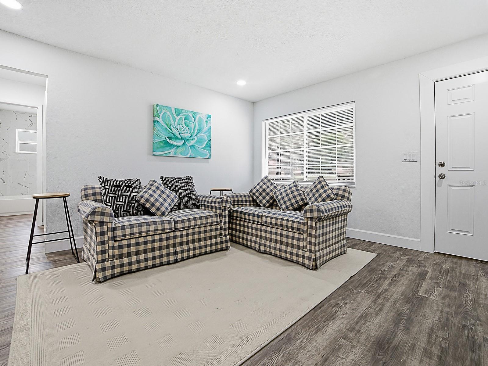 Listing photo id 2 for 9074 Golfview Drive