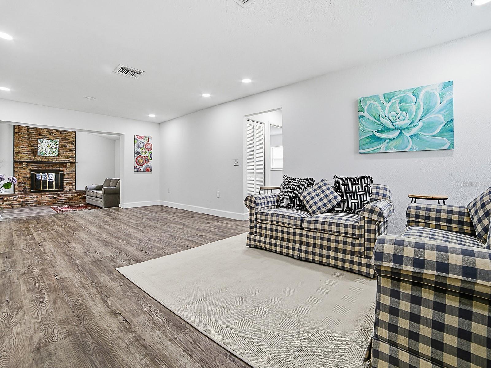 Listing photo id 3 for 9074 Golfview Drive