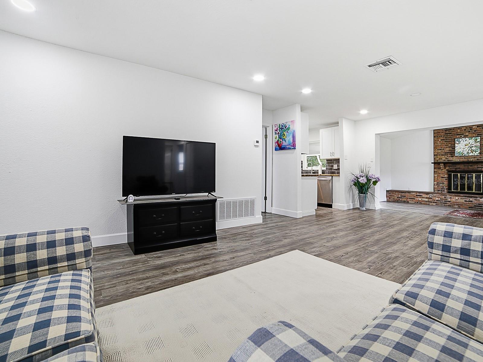 Listing photo id 4 for 9074 Golfview Drive