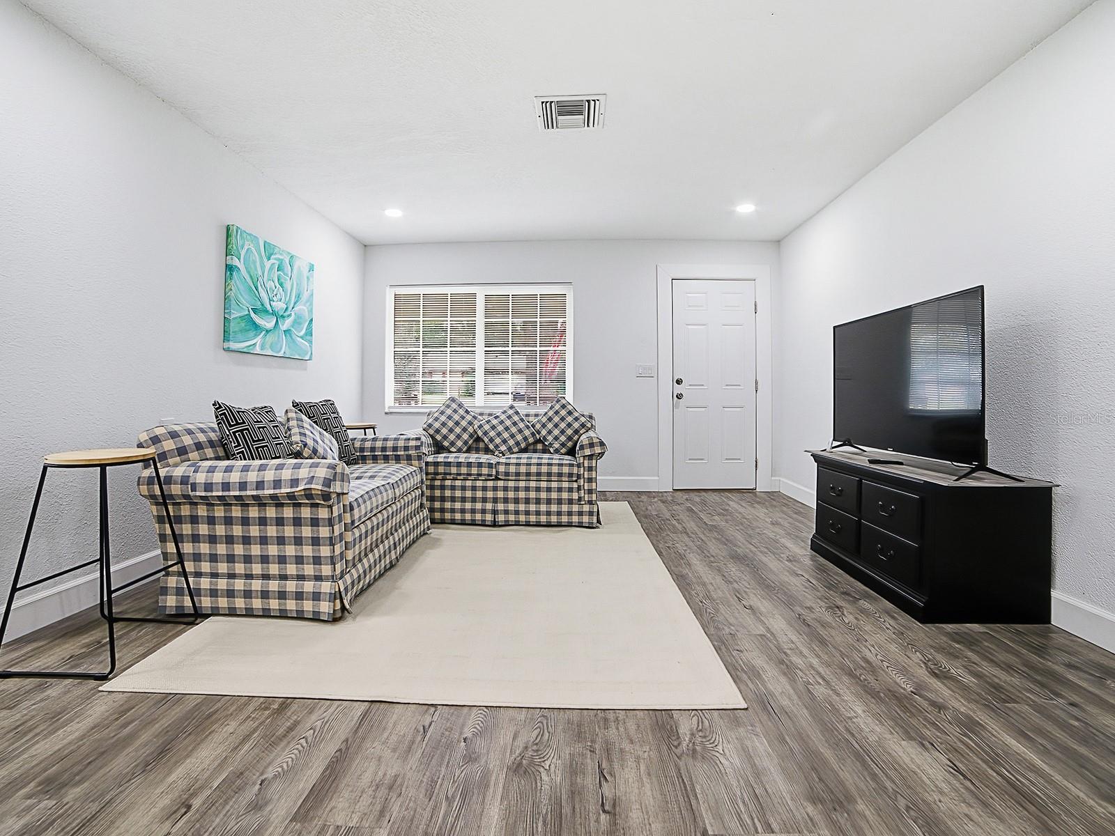 Listing photo id 5 for 9074 Golfview Drive