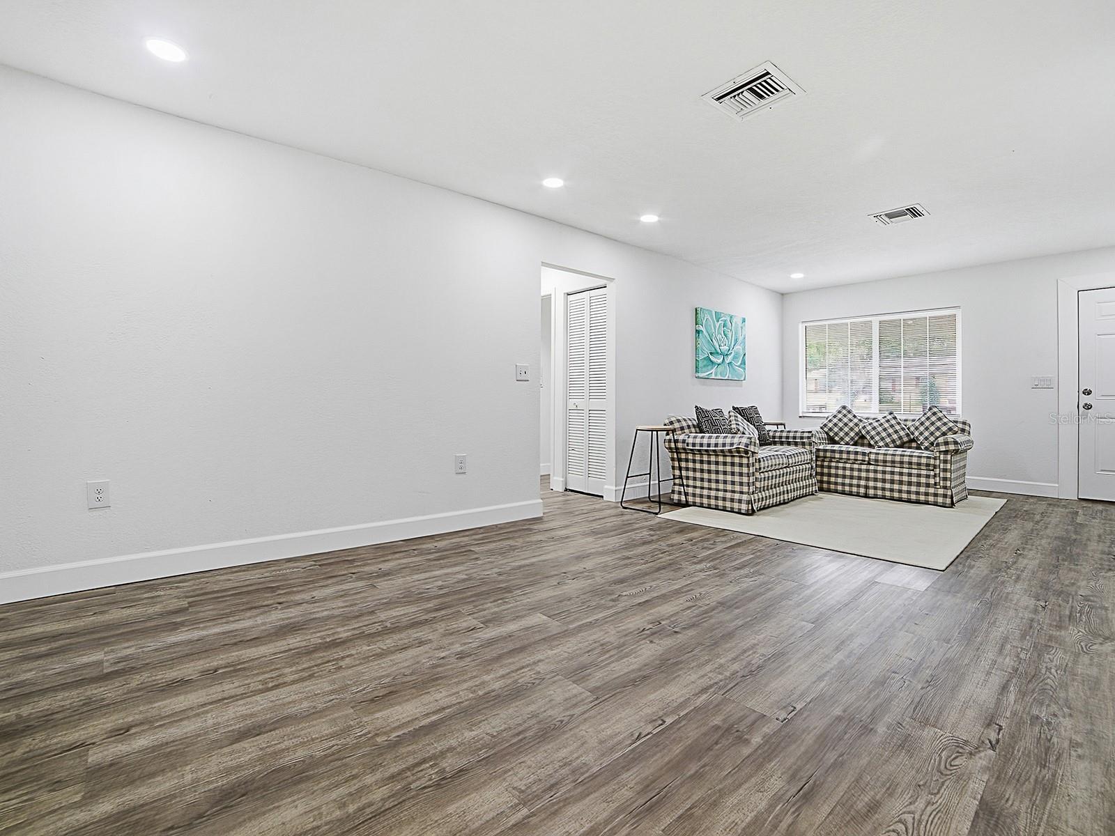 Listing photo id 6 for 9074 Golfview Drive