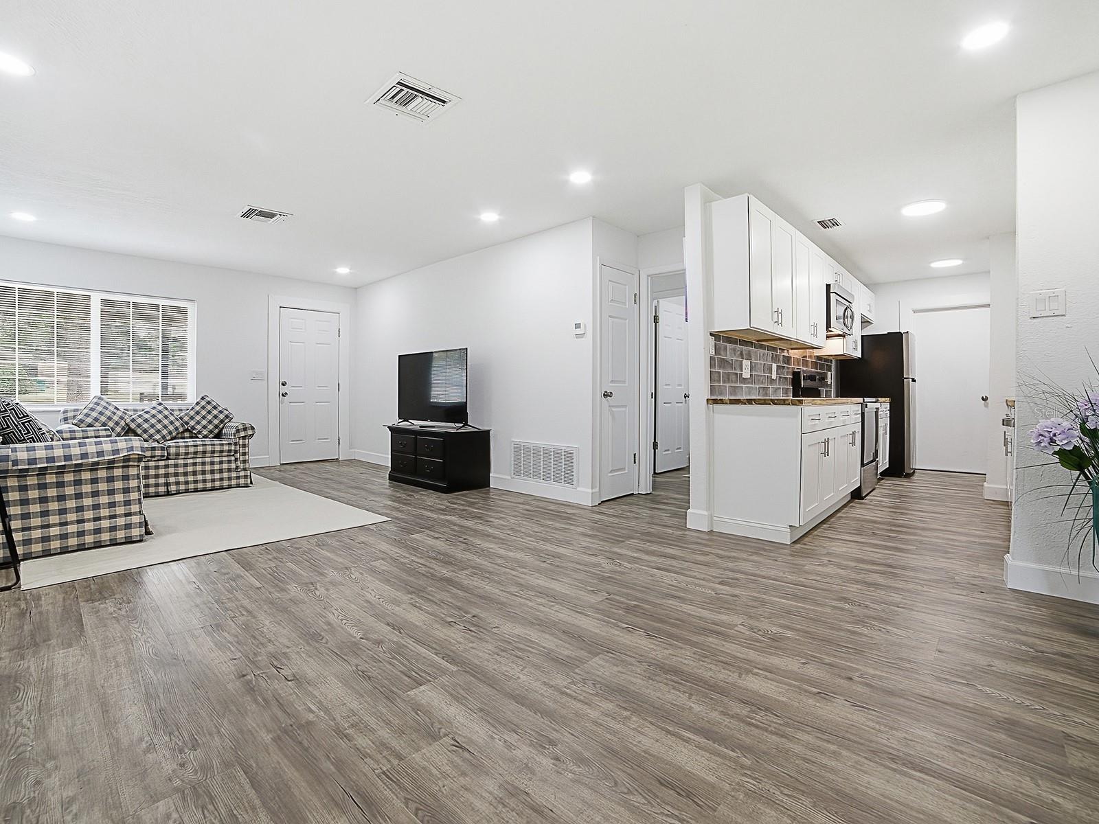 Listing photo id 7 for 9074 Golfview Drive