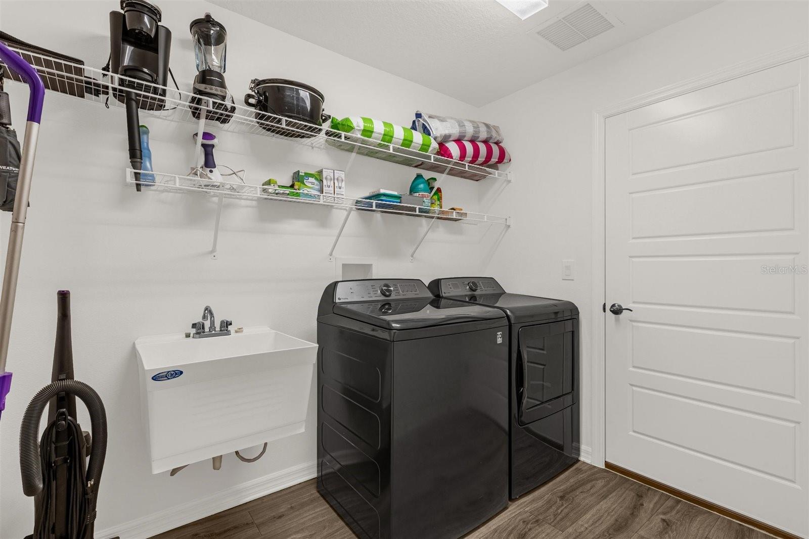 Image 18 of 39 For 2895 Osborne Street