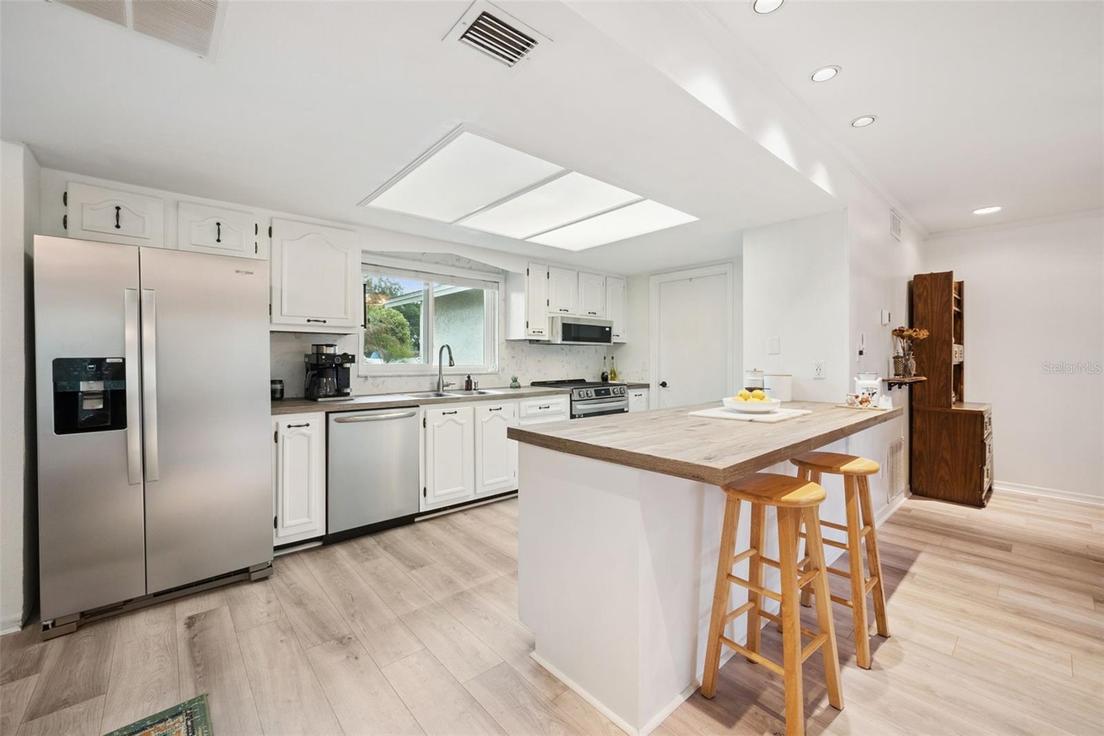 Image 7 of 46 For 425 Vandergrift Drive