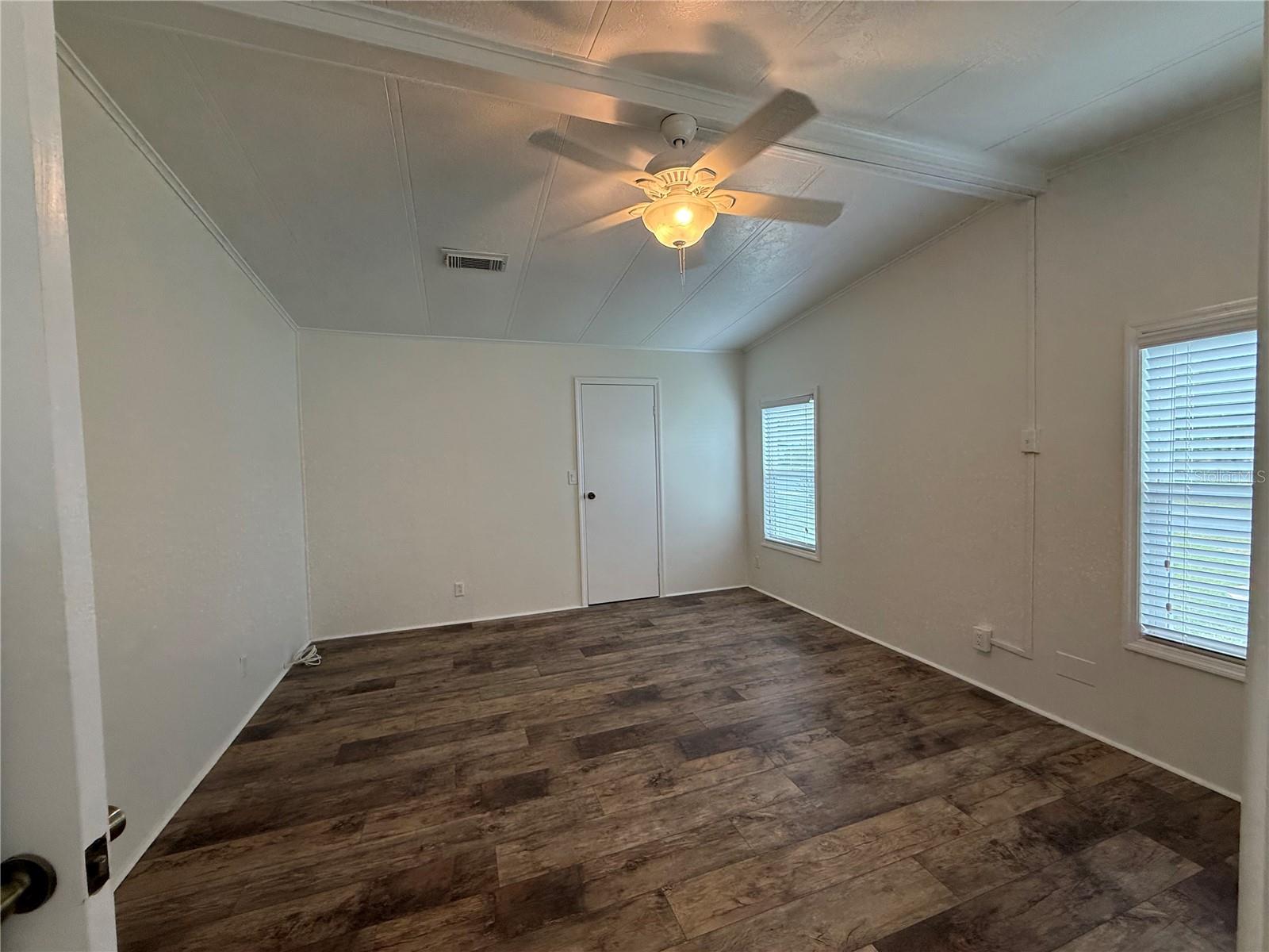 Image 21 of 46 For 8 Robin Road