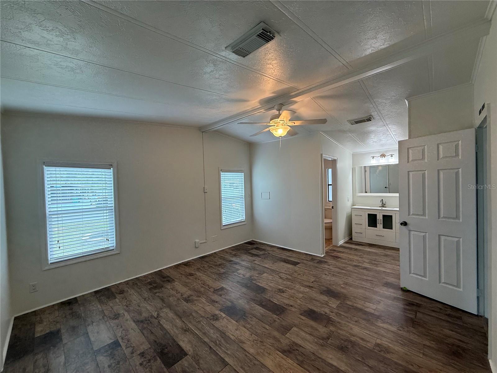 Image 22 of 46 For 8 Robin Road