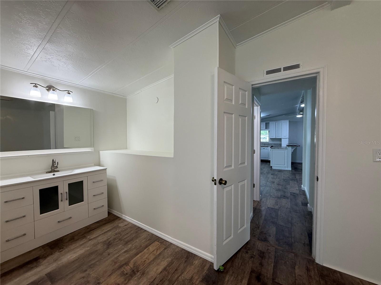 Image 23 of 46 For 8 Robin Road