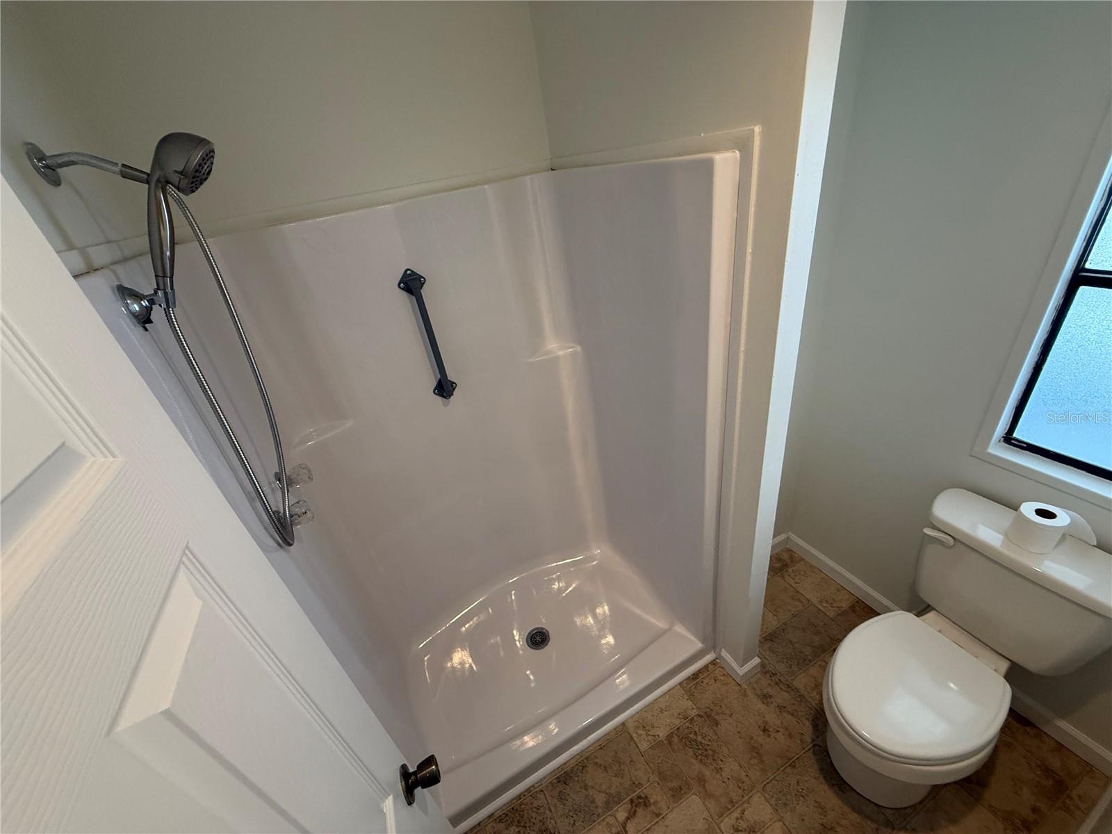 Image 26 of 46 For 8 Robin Road