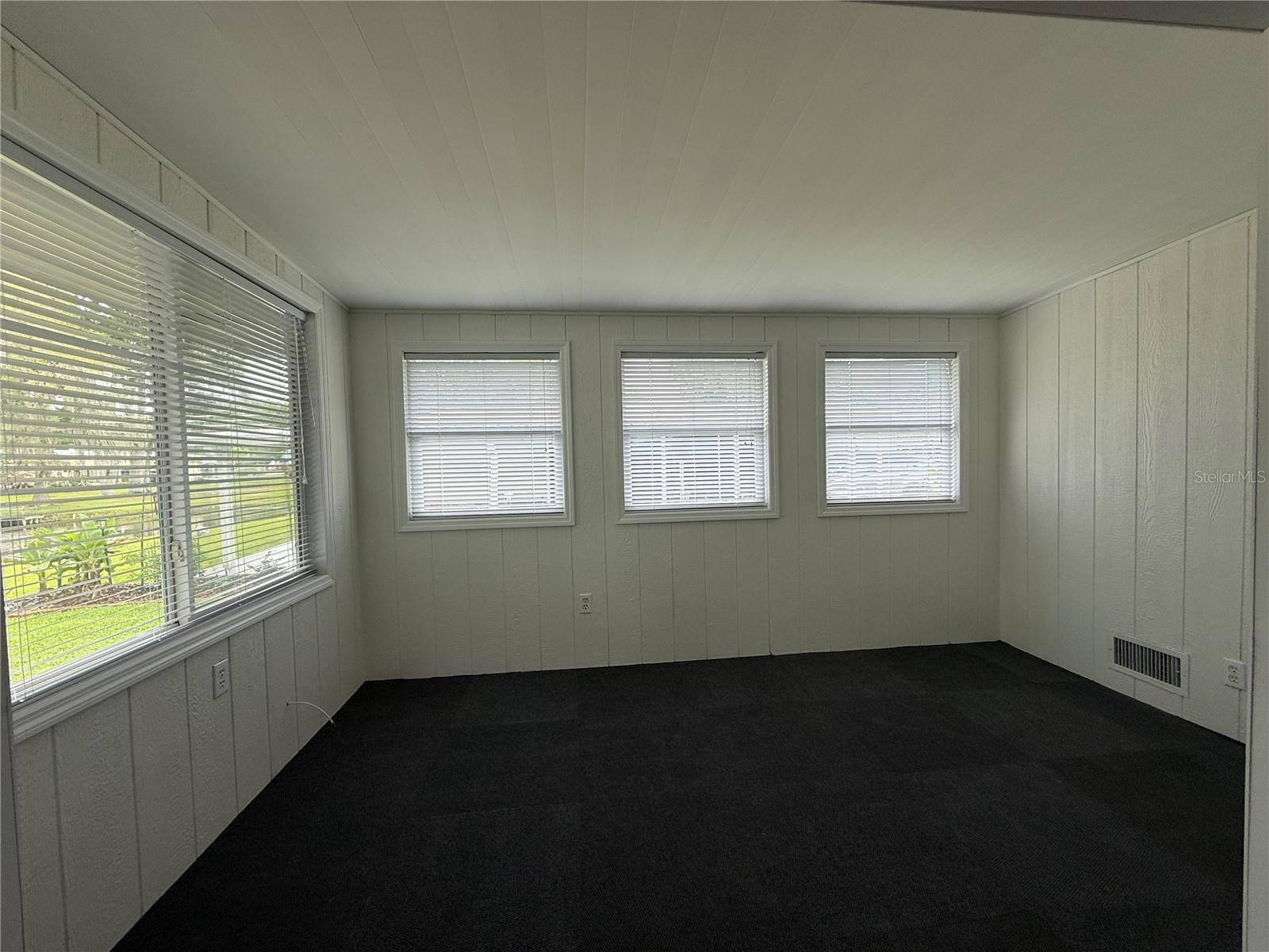 Image 29 of 46 For 8 Robin Road