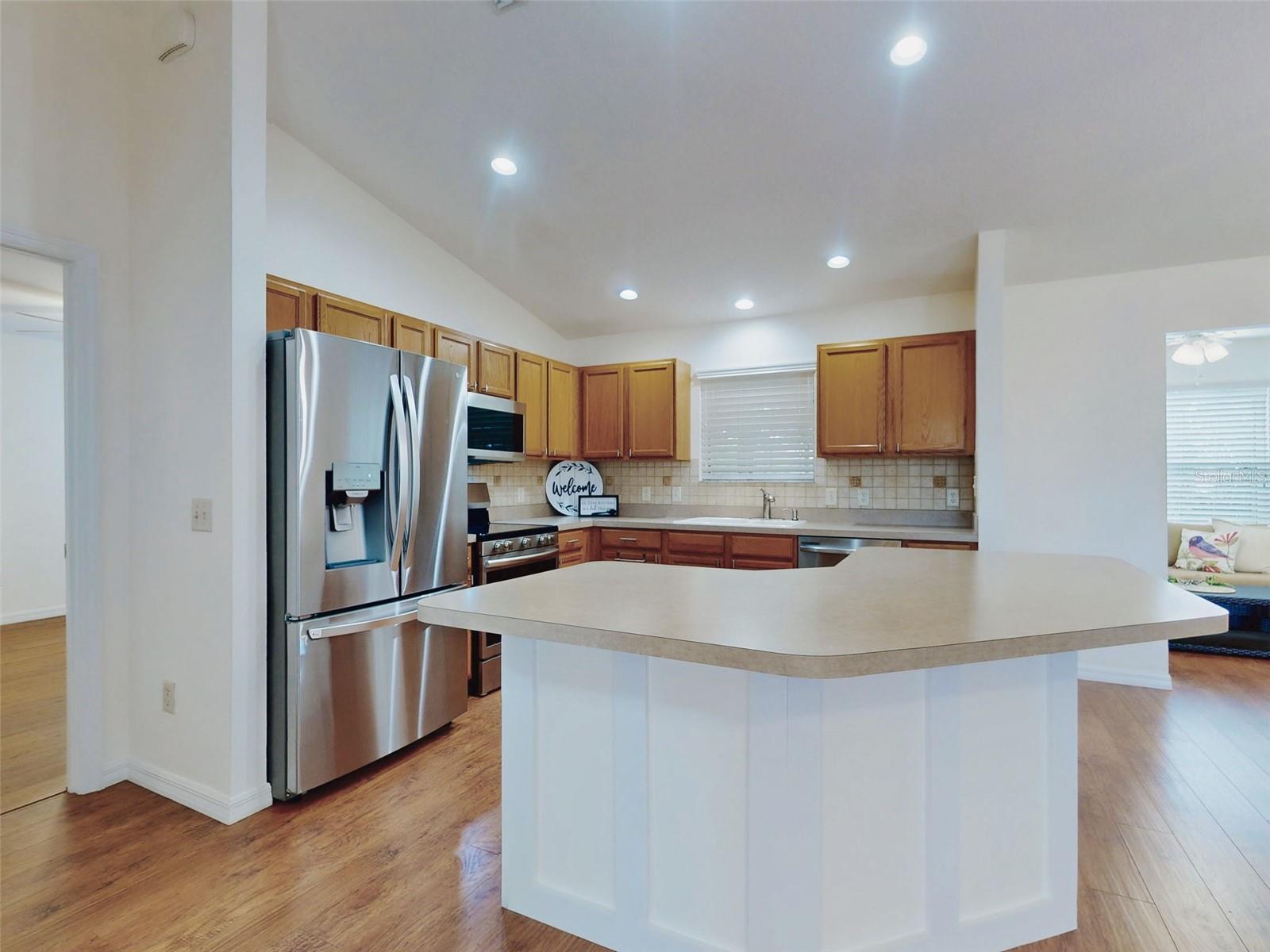 Listing photo id 8 for 1521 Hollyberry Place