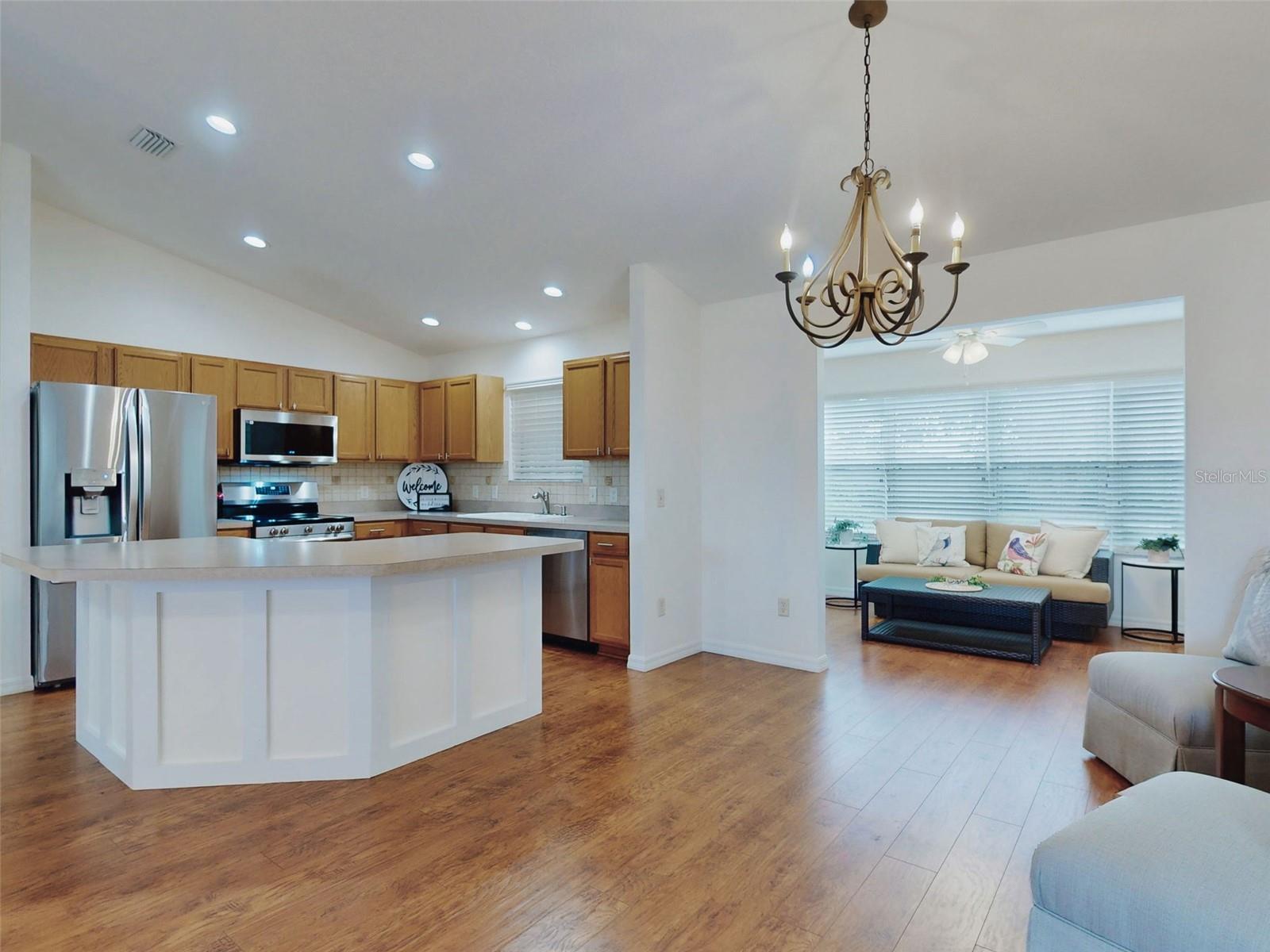 Listing photo id 9 for 1521 Hollyberry Place