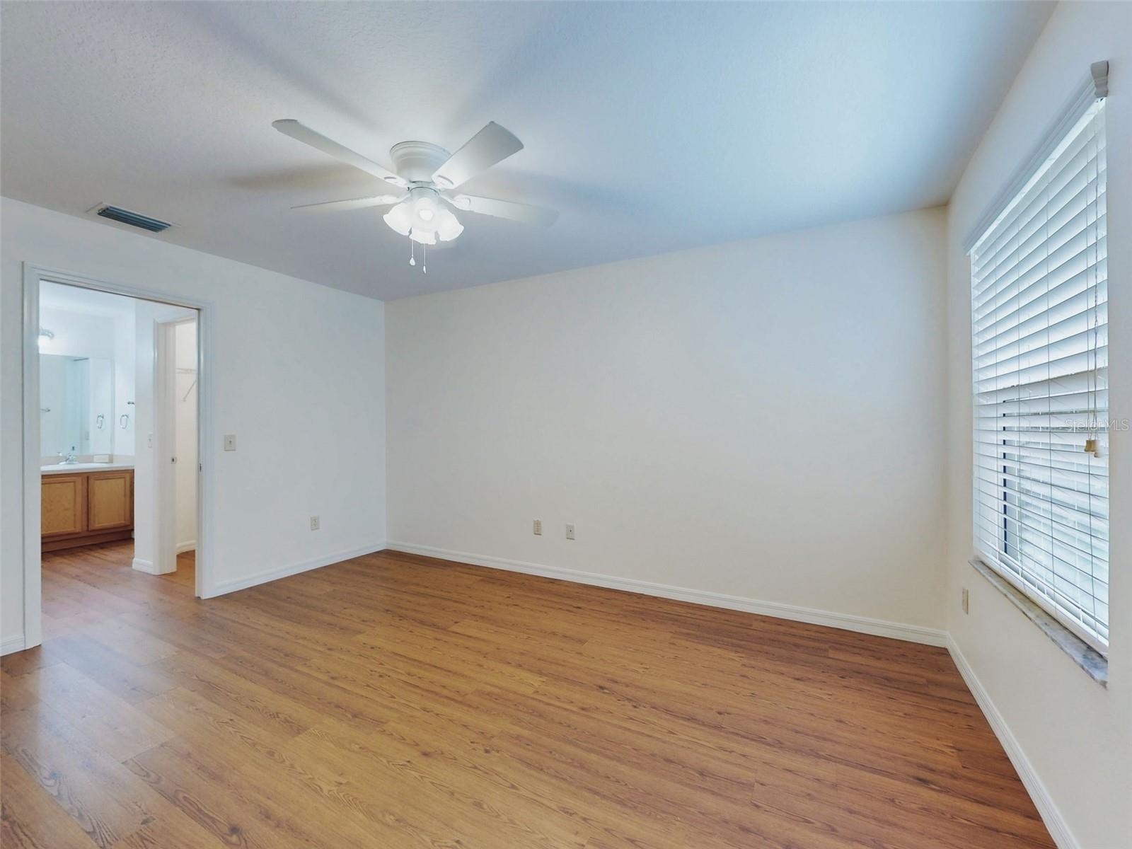 Listing photo id 11 for 1521 Hollyberry Place