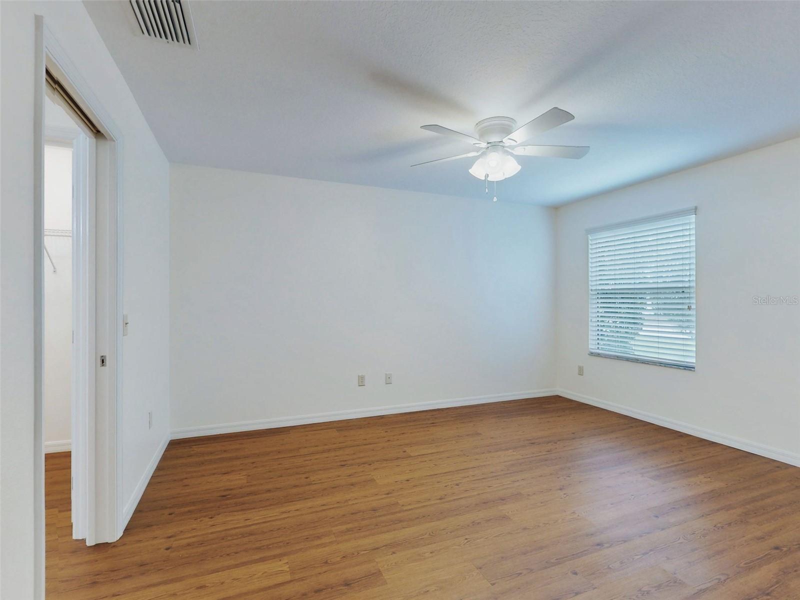 Listing photo id 12 for 1521 Hollyberry Place