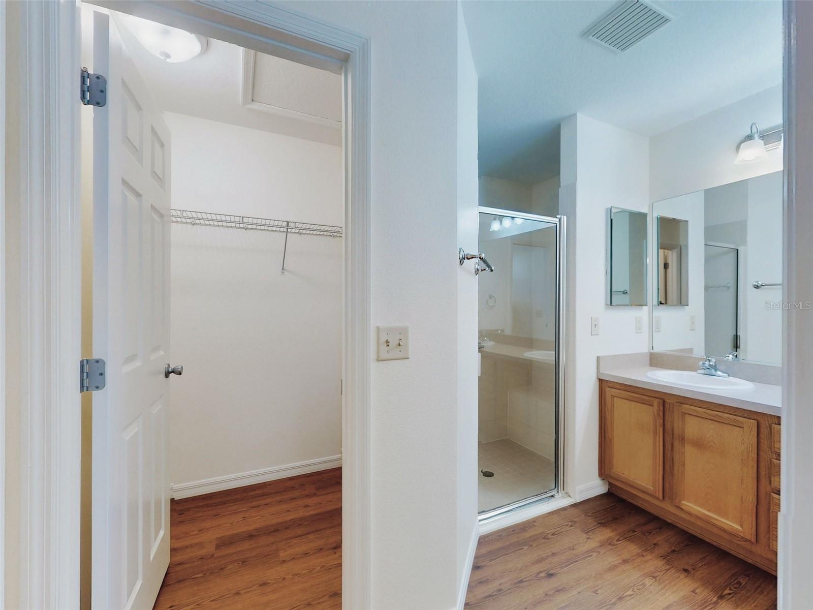 Listing photo id 13 for 1521 Hollyberry Place