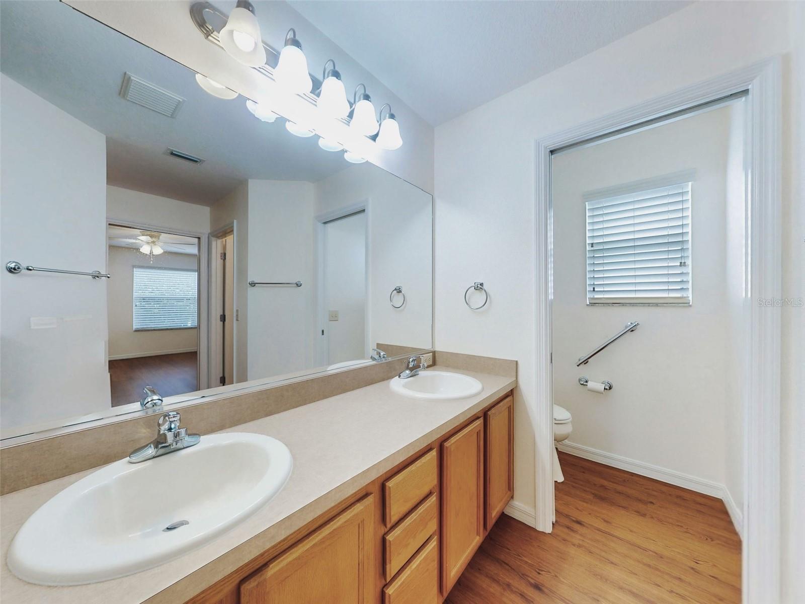 Listing photo id 14 for 1521 Hollyberry Place