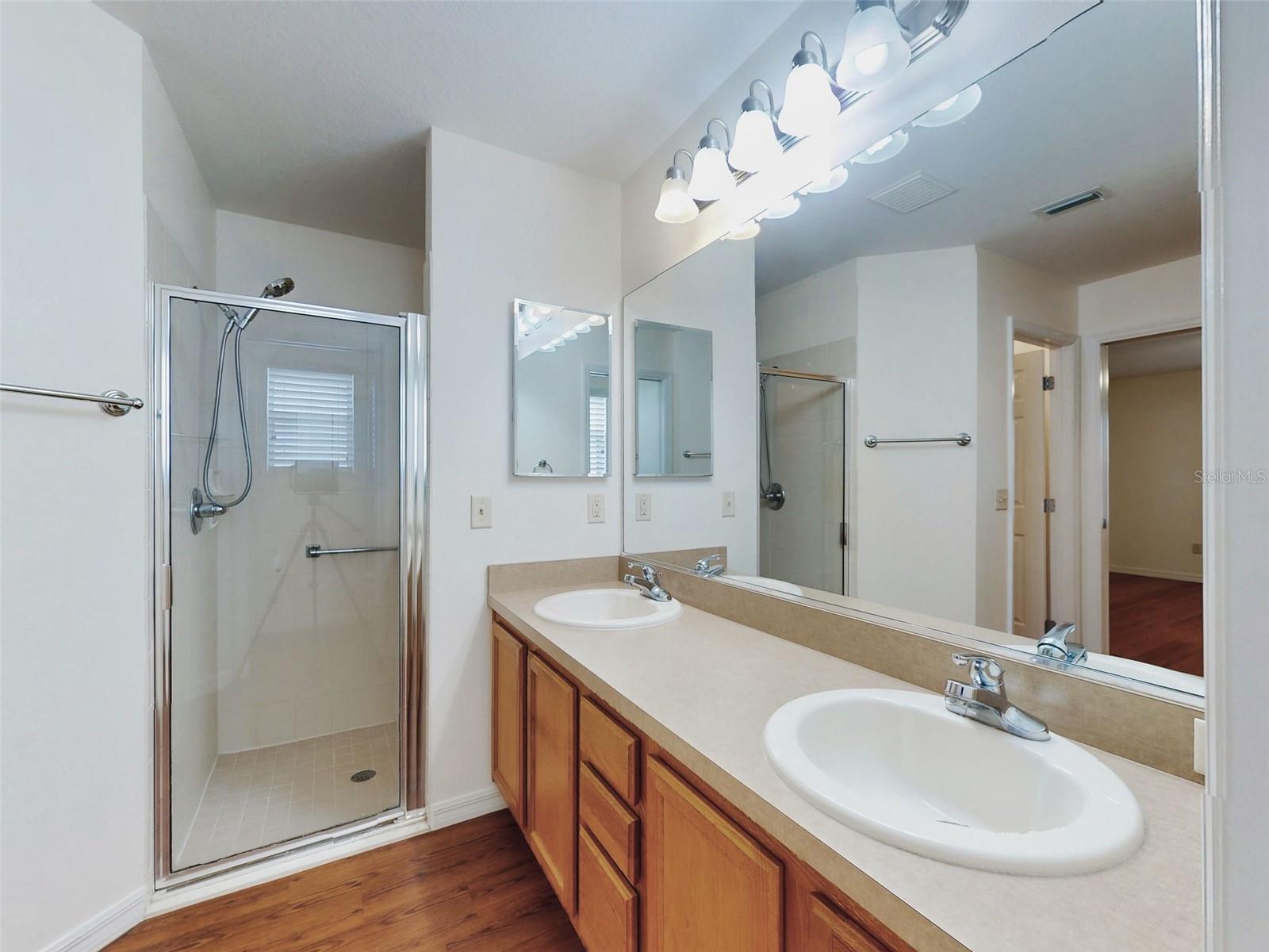 Listing photo id 15 for 1521 Hollyberry Place