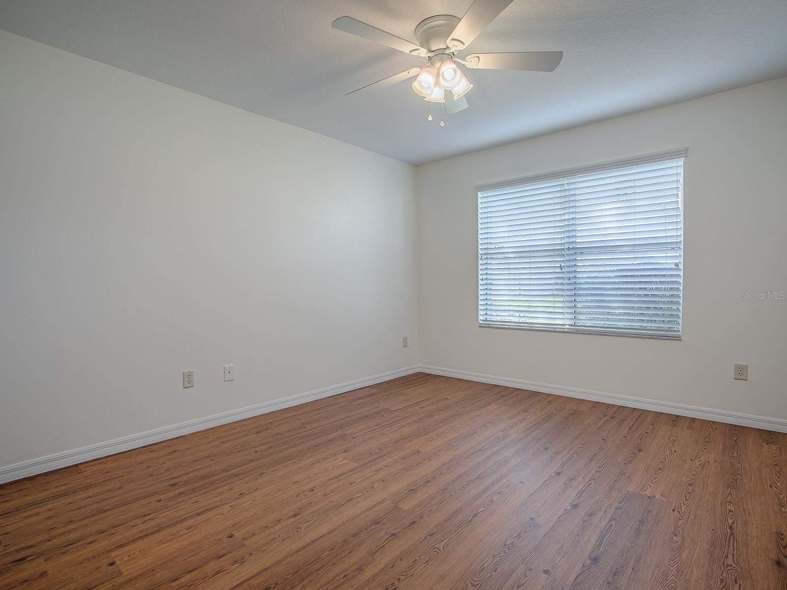 Listing photo id 16 for 1521 Hollyberry Place